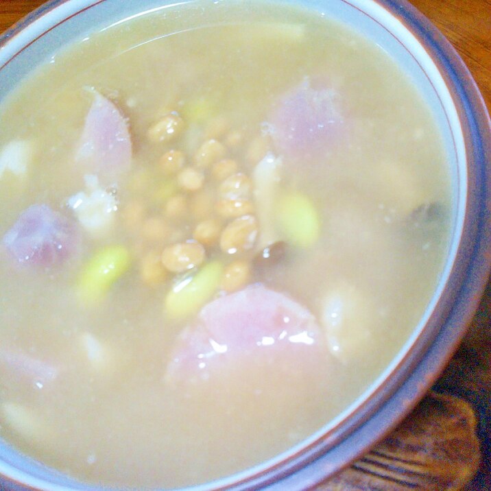 ピンクじゃがいも枝豆しめじ納豆の味噌スープ